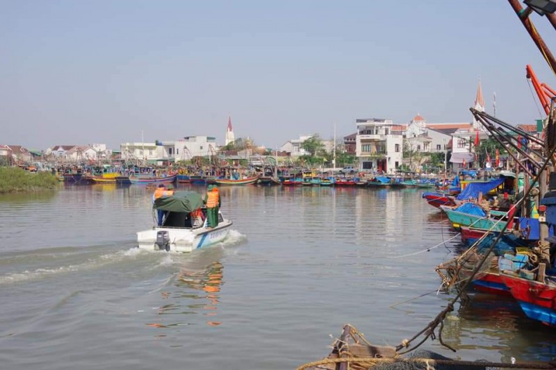 Tin nhanh - Sức gió bão số 13 giật mạnh, Hà Tĩnh căng mình đối phó (Hình 8).