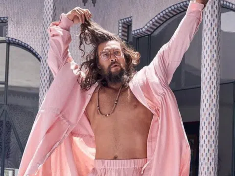 Vì sao Jason Momoa thích mặc đồ màu hồng?