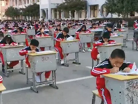 Hàng nghìn học sinh Trung Quốc thi ngoài trời để tránh gian lận