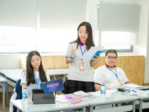 Học sinh tranh biện tiếng Anh về góc khuất và nội tâm con người