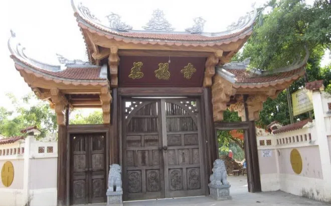 Nhà báo Xuân Nguyên và NSƯT Hương Giang chuẩn bị làm Lễ Hằng Thuận tại chùa Vạn Phúc