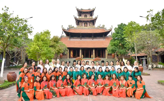 Hoa hậu Du lịch Thế giới 2022 khám phá nét đẹp Bát Tràng